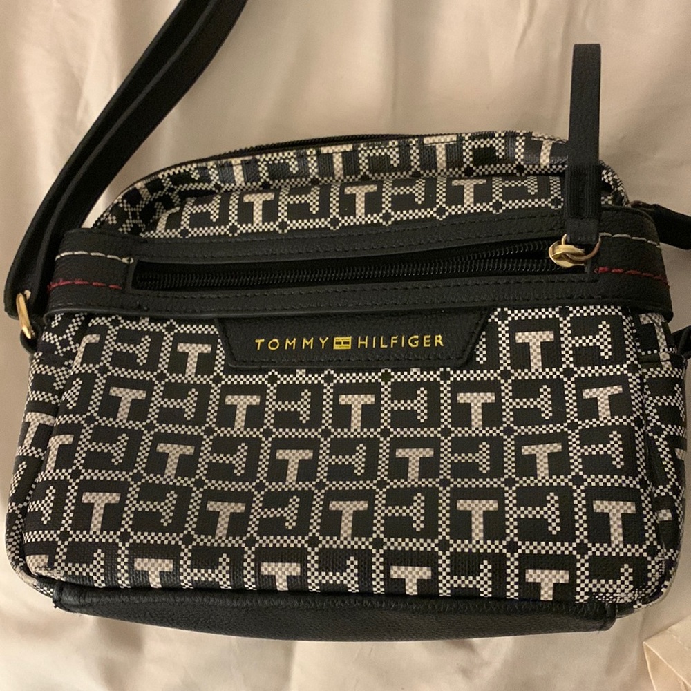 Tommy Hilfiger Crossbody purse. No stains or rips.